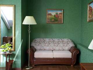 Гостиница  Castle Санкт-Петербург Улучшенный номер с двумя раздельными кроватями и диваном-2