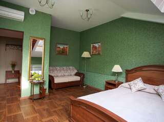 Гостиница  Castle Санкт-Петербург Улучшенный номер с двумя раздельными кроватями и диваном-3
